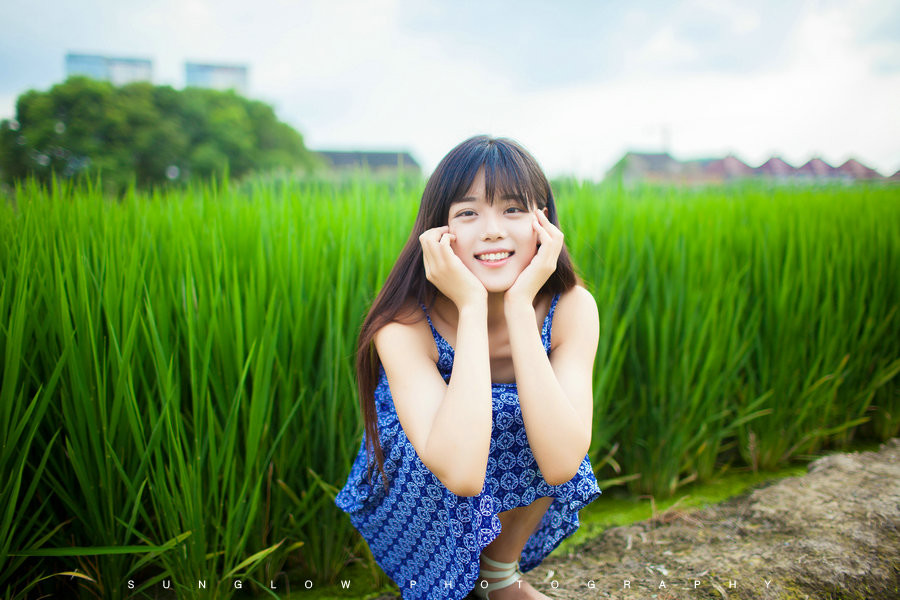 初夏田园里的小清新长发吊带碎花美女摄影大图,清纯美女,