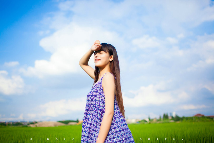 初夏田园里的小清新长发吊带碎花美女摄影大图,清纯美女,