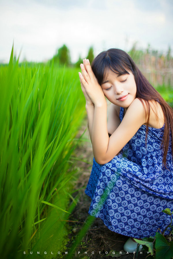 初夏田园里的小清新长发吊带碎花美女摄影大图,清纯美女,